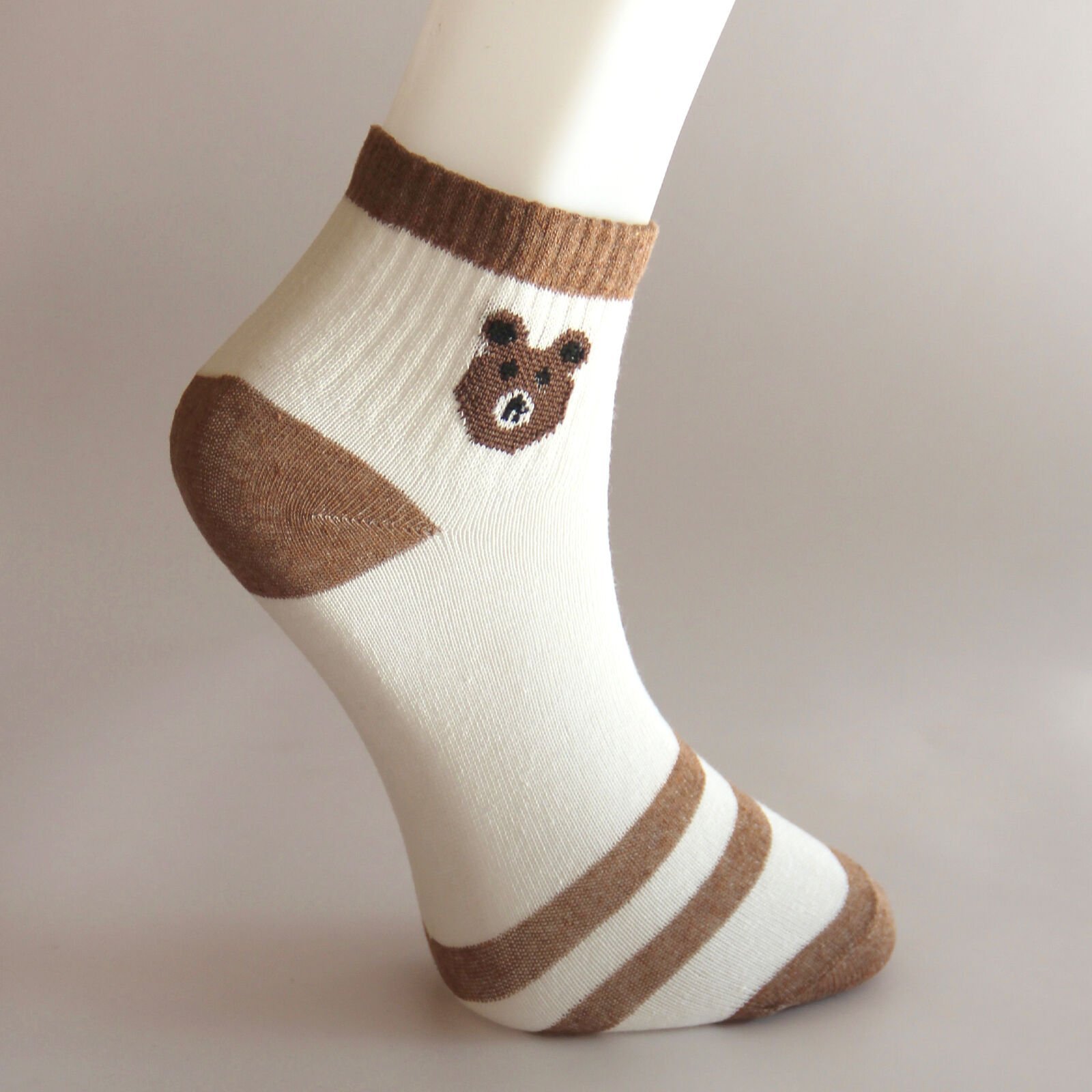 Kırık Beyaz Koyu Kahverengi Çizgili Ayı Desenli Patik Kadın Çorabı