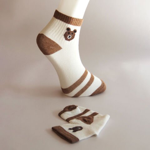 Kırık Beyaz Koyu Kahverengi Çizgili Ayı Desenli Patik Kadın Çorabı
