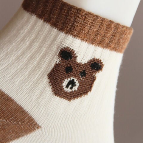 Kırık Beyaz Koyu Kahverengi Çizgili Ayı Desenli Patik Kadın Çorabı