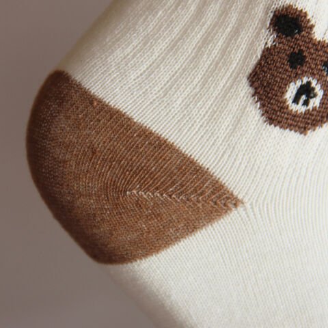 Kırık Beyaz Koyu Kahverengi Çizgili Ayı Desenli Patik Kadın Çorabı