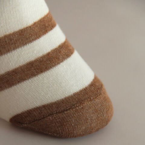 Kırık Beyaz Koyu Kahverengi Çizgili Ayı Desenli Patik Kadın Çorabı