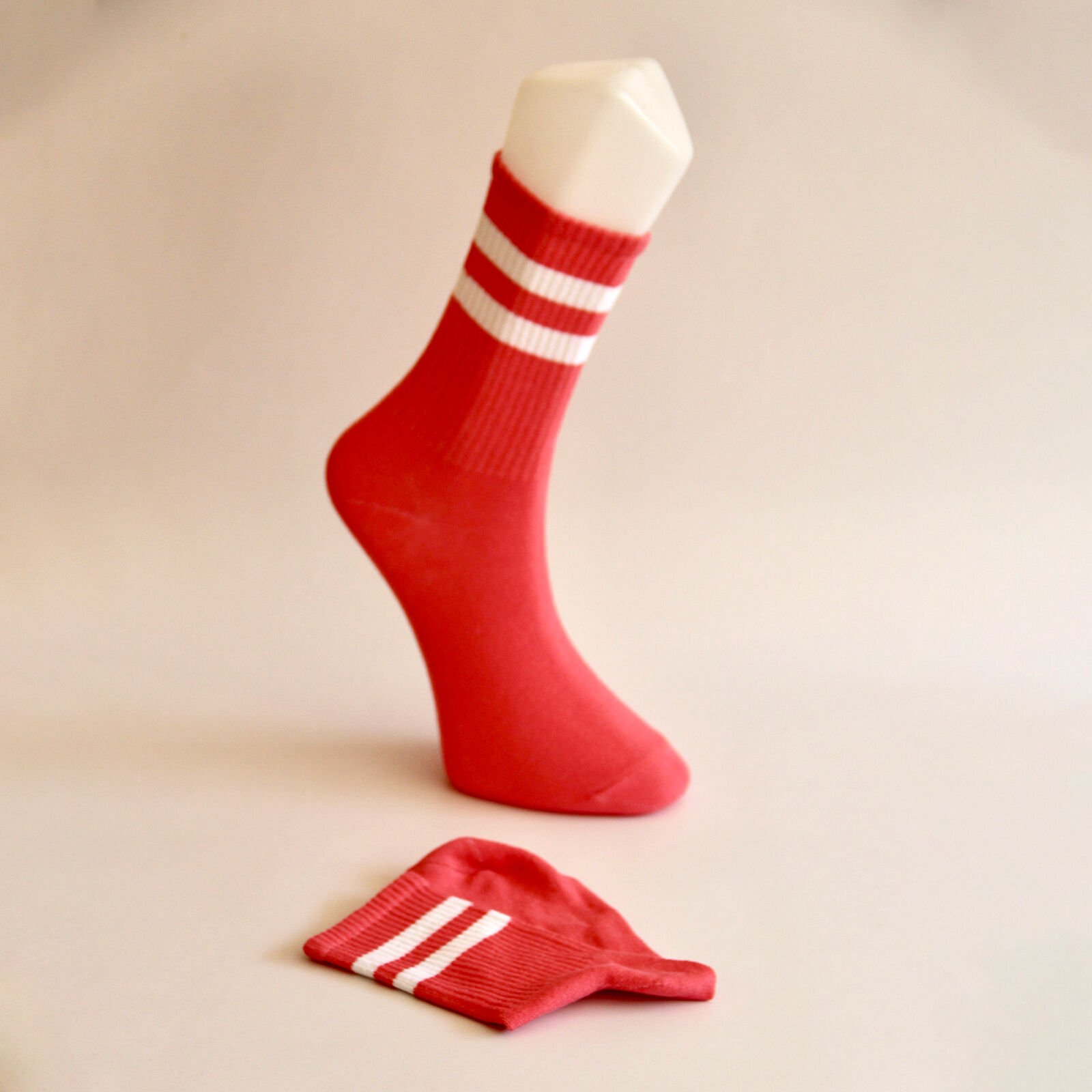 %100 Pamuk Uzun Çizgili Dikişsiz Kadın Çorabı – 3\'lü Paket (Kırmızı, Sarı, Siyah)