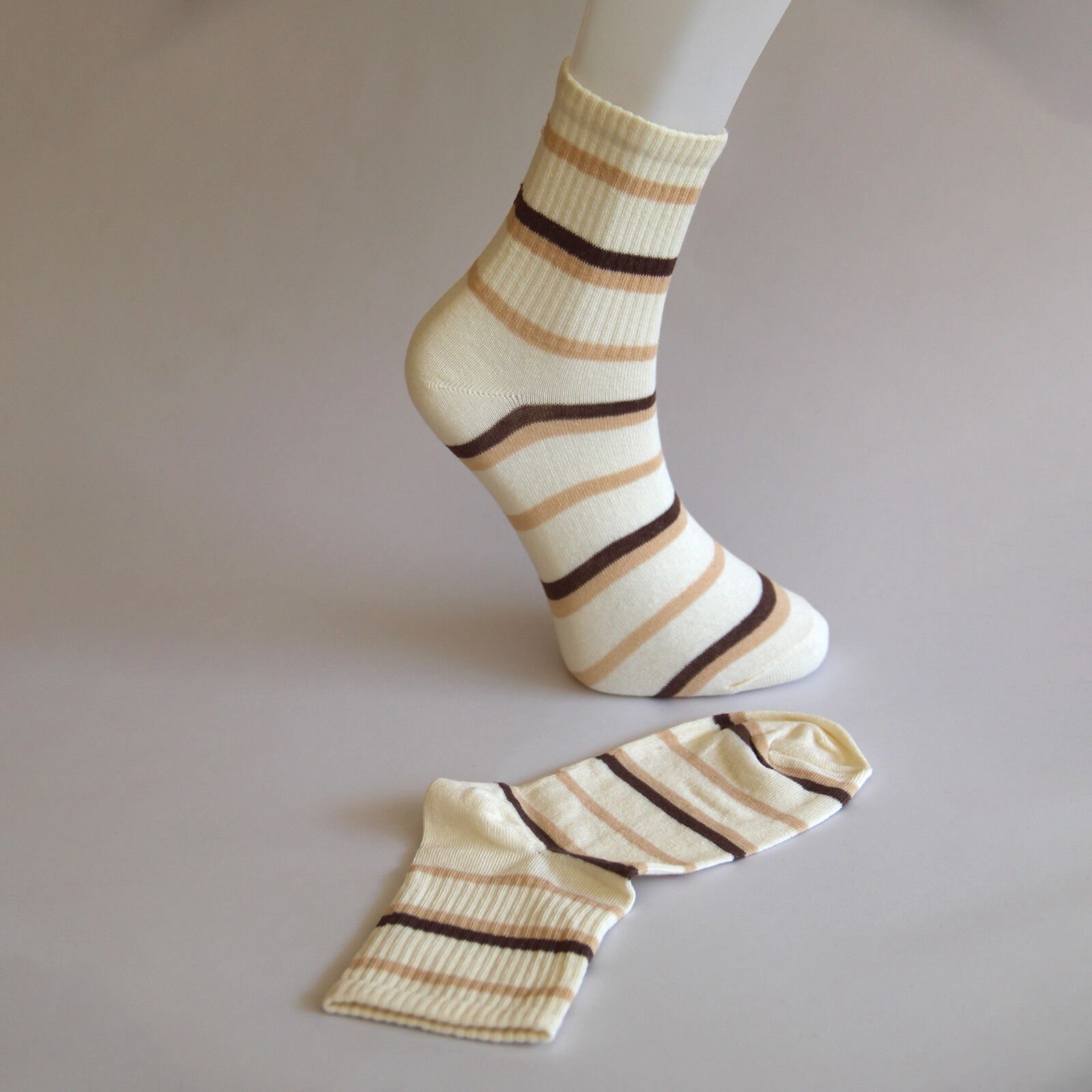 Çizgi Desenli Kadın Çorap – Krem Renkli