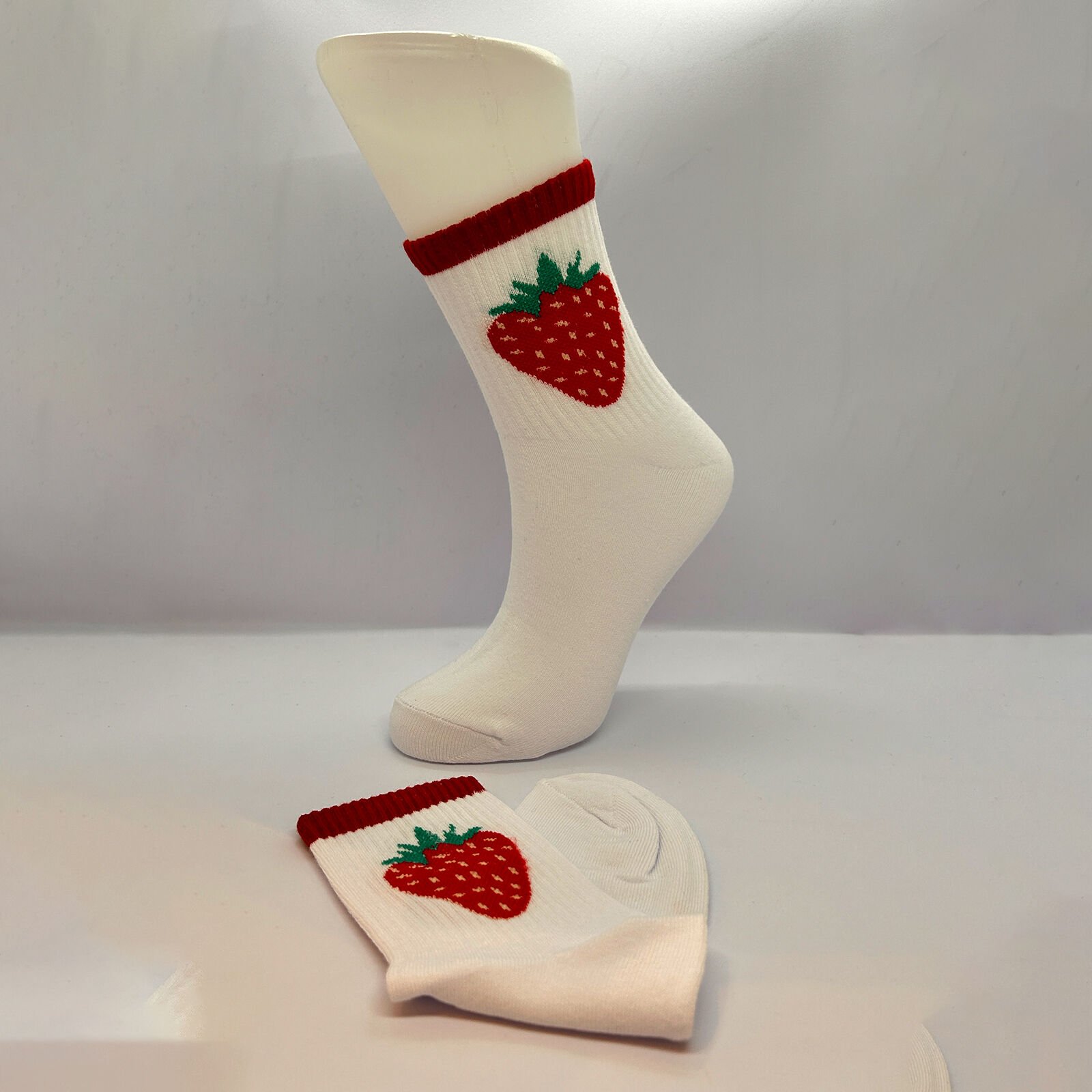 Çilek Desenli Soket Çorap – Beyaz