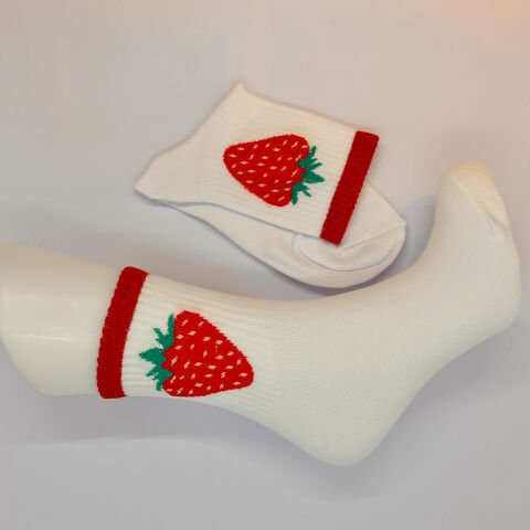 Çilek Desenli Soket Çorap – Beyaz