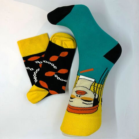 Sağ-Sol Farklı Rastalı Desenli Kadın Çılgın Çorap