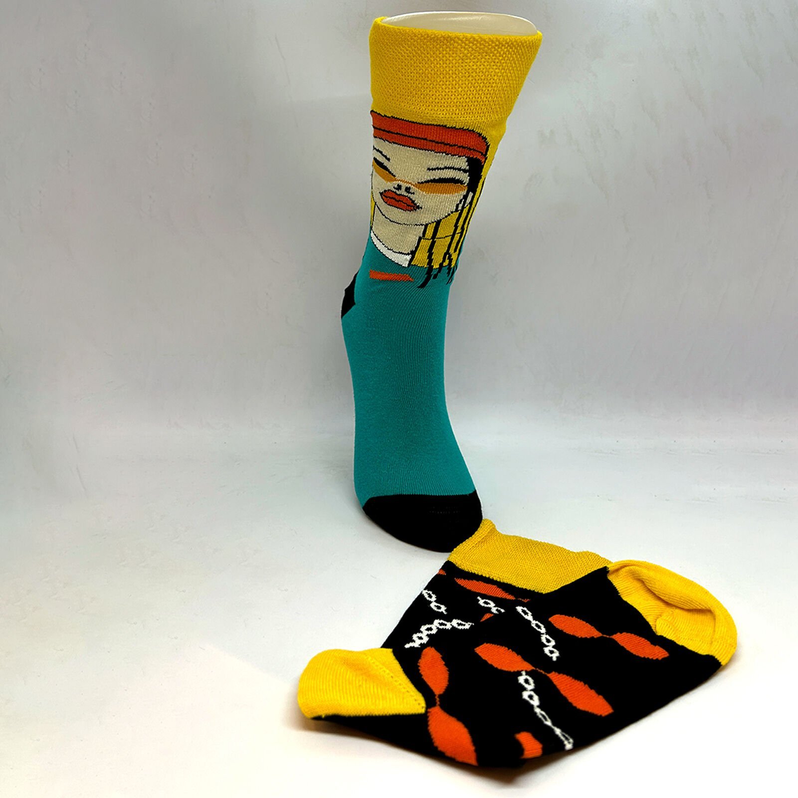 Sağ-Sol Farklı Rastalı Desenli Kadın Çılgın Çorap