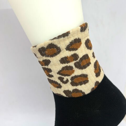 Leopar Desenli Dikişsiz Kadın Çorap – Siyah