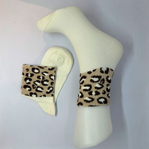 Leopar Desenli Dikişsiz Kadın Çorap – Kırık Beyaz