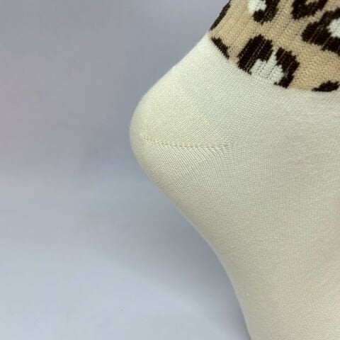 Leopar Desenli Dikişsiz Kadın Çorap – Kırık Beyaz