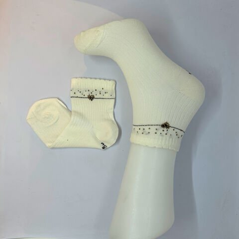 Kalp Desenli Taşlı Dikişsiz Kız Çocuk Çorabı – Kırık Beyaz