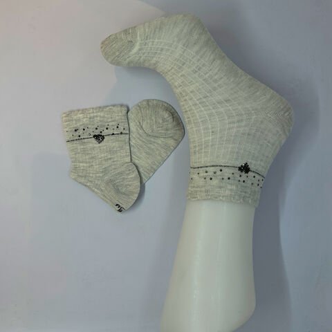 Kalp Desenli Taşlı Dikişsiz Kız Çocuk Çorabı – Açık Gri
