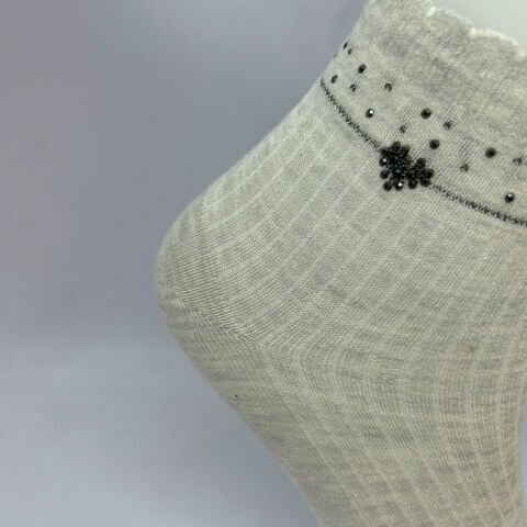 Kalp Desenli Taşlı Dikişsiz Kız Çocuk Çorabı – Açık Gri