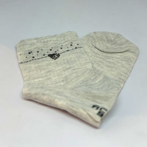 Kalp Desenli Taşlı Dikişsiz Kız Çocuk Çorabı – Açık Gri