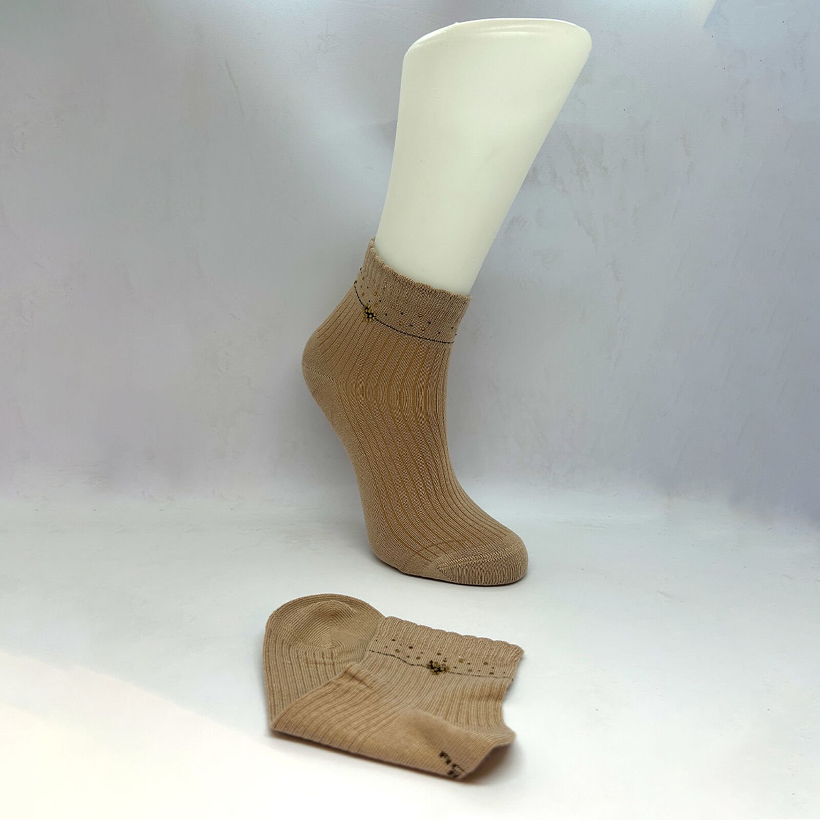 Kalp Desenli Taşlı Dikişsiz Kız Çocuk Çorabı – Krem