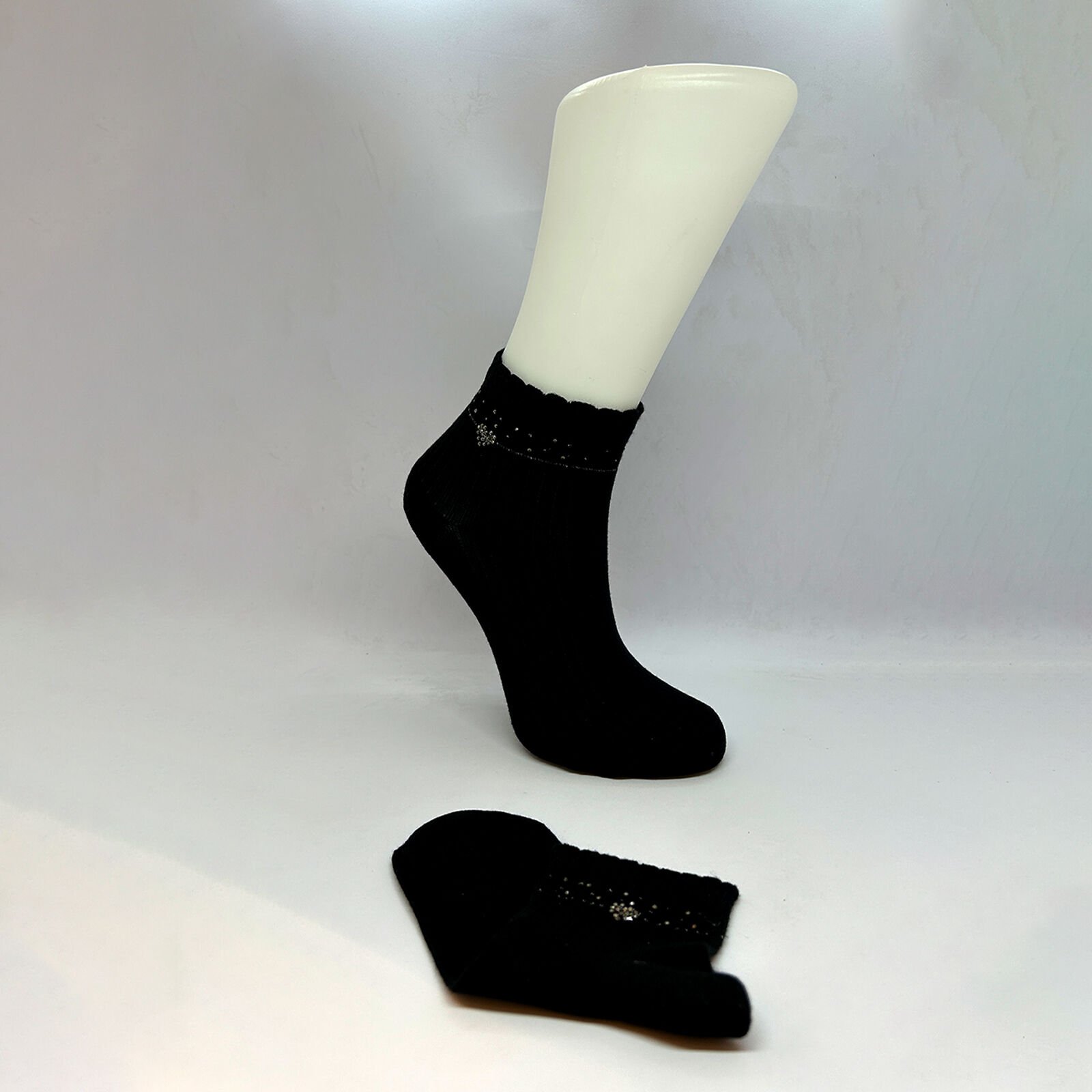 Kalp Desenli Taşlı Dikişsiz Kız Çocuk Çorabı – Siyah