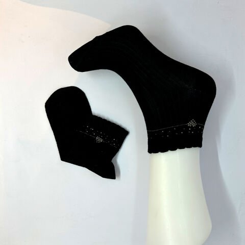 Kalp Desenli Taşlı Dikişsiz Kız Çocuk Çorabı – Siyah