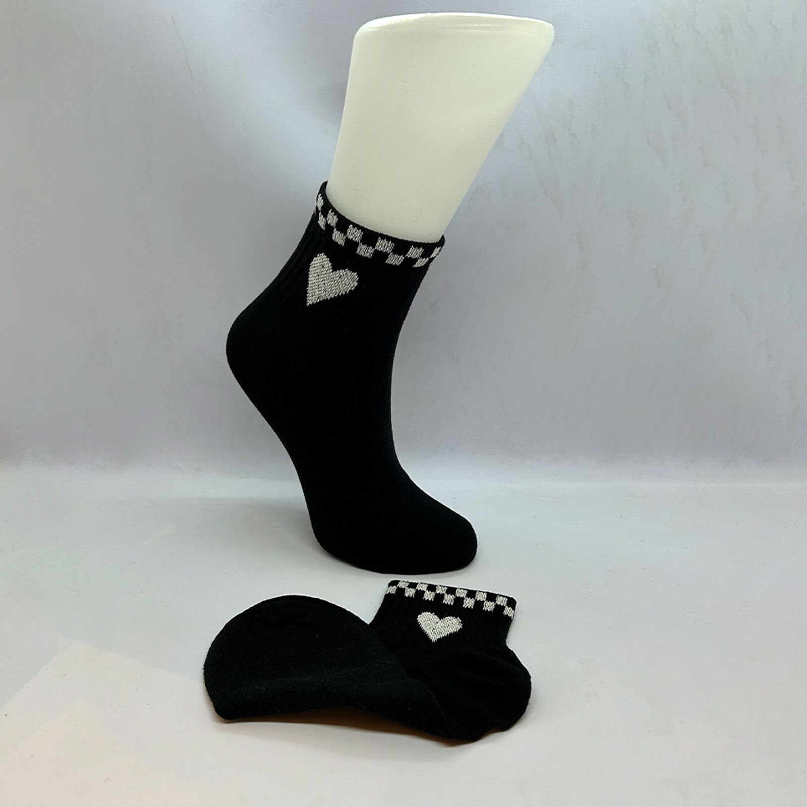 Beyaz Kalp Desenli Dikişsiz Soket Unisex Çorap – Siyah