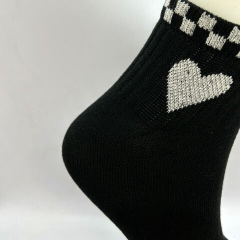 Beyaz Kalp Desenli Dikişsiz Soket Unisex Çorap – Siyah