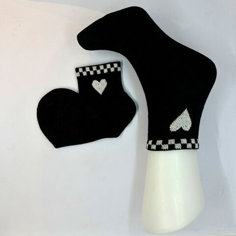 Beyaz Kalp Desenli Dikişsiz Soket Unisex Çorap – Siyah