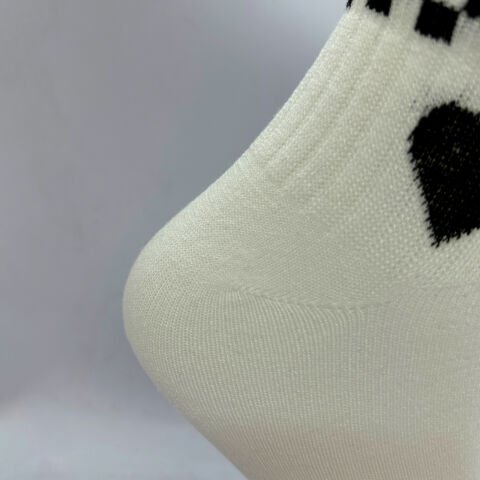 Siyah Kalp Desenli Dikişsiz Soket Unisex Çorap – Beyaz