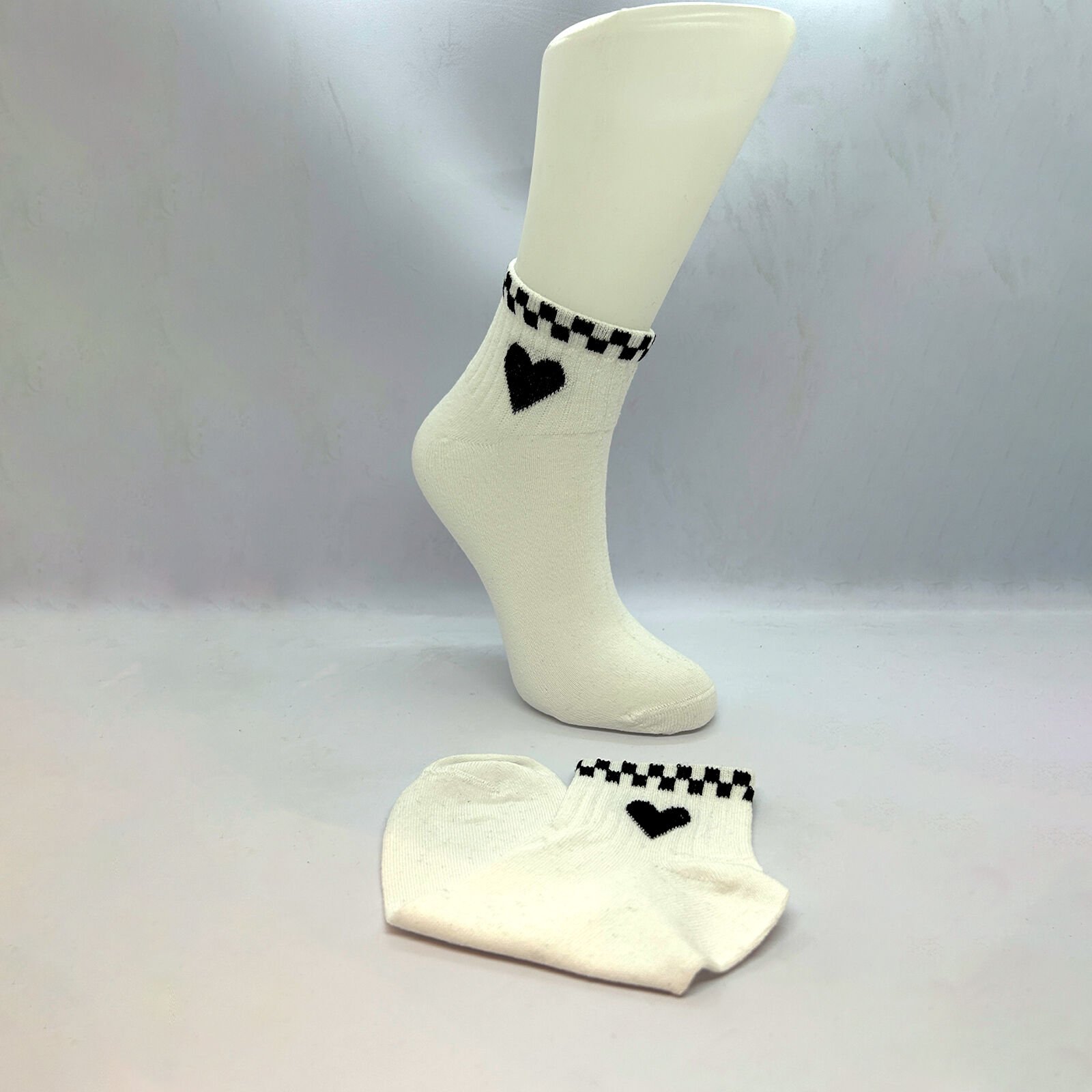 Siyah Kalp Desenli Dikişsiz Soket Unisex Çorap – Beyaz