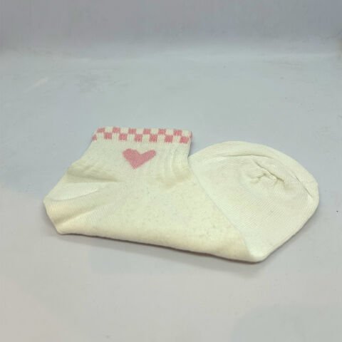 Pembe Kalp Desenli Dikişsiz Soket Unisex Çorap – Beyaz