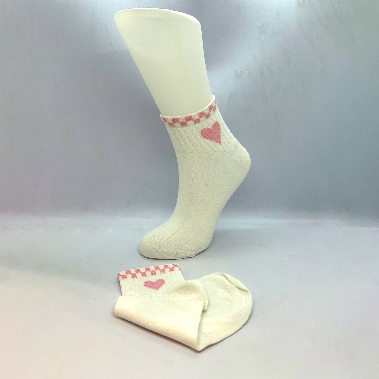 Pembe Kalp Desenli Dikişsiz Soket Unisex Çorap – Beyaz