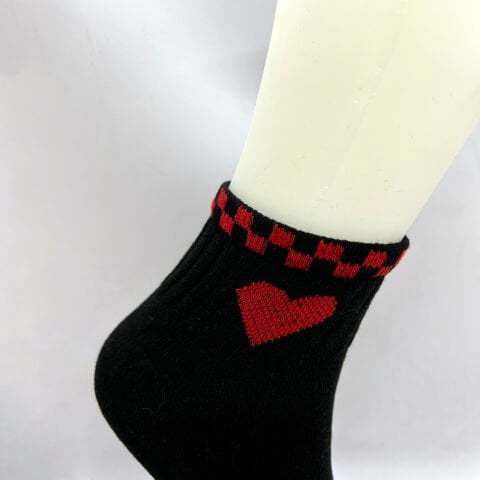 Kırmızı Kalp Desenli Dikişsiz Soket Unisex Çorap – Siyah