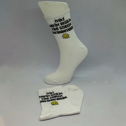 “İyi Ki Hakim Değilim” Yazı Karakterli Unisex Soket Çorap Beyaz